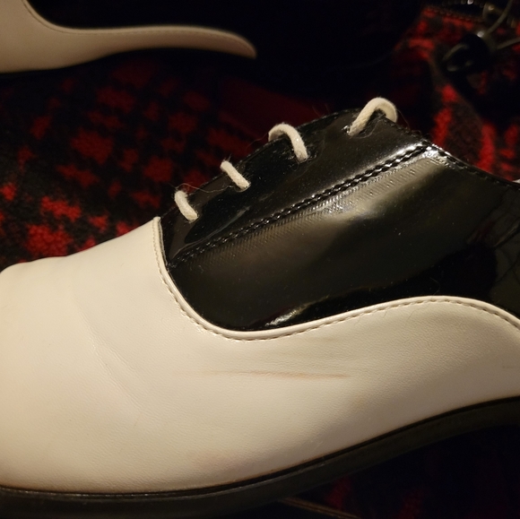 Men's lightweight black & white saddle oxfords. - Picture 4 of 4